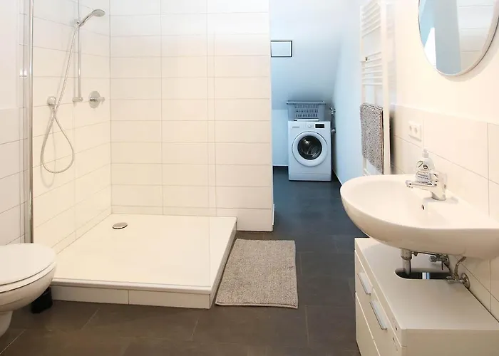 Spacious With Balcony & Wifi 베츨러